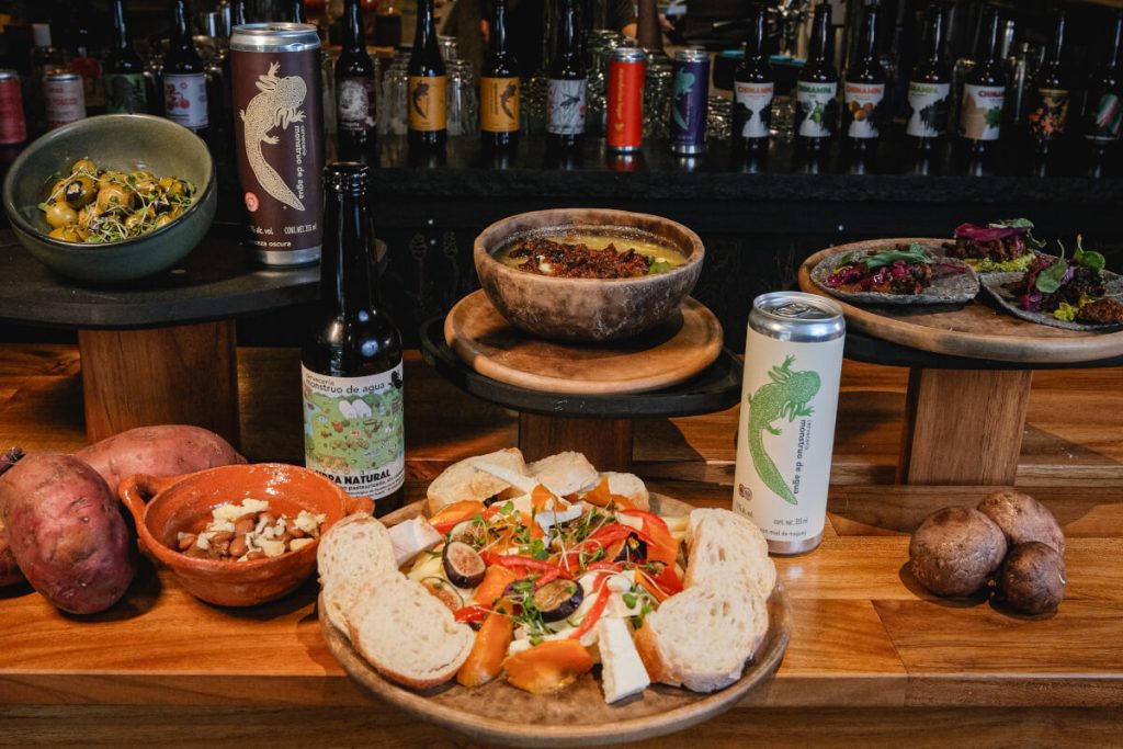 comida y cervezas de agrotaberna monstruo de agua