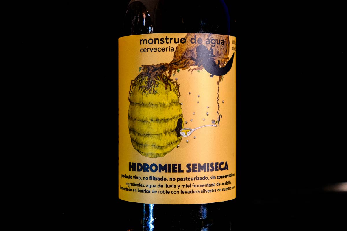 hidromiel moz con monstruo de agua hecha con miel de aceitilla